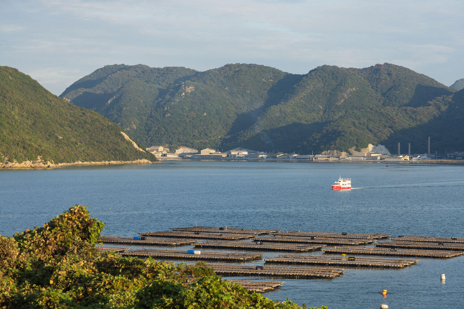 日本の岡山県備前市日生の頭島の美しい海の景色