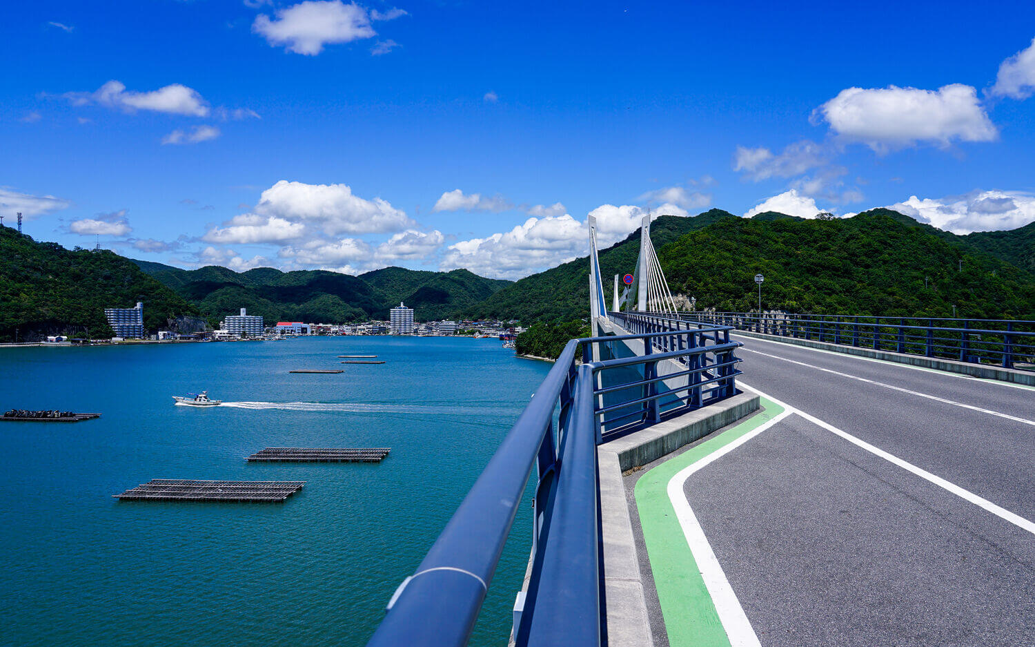 日生湾に架かる備前日生大橋（岡山県備前市）